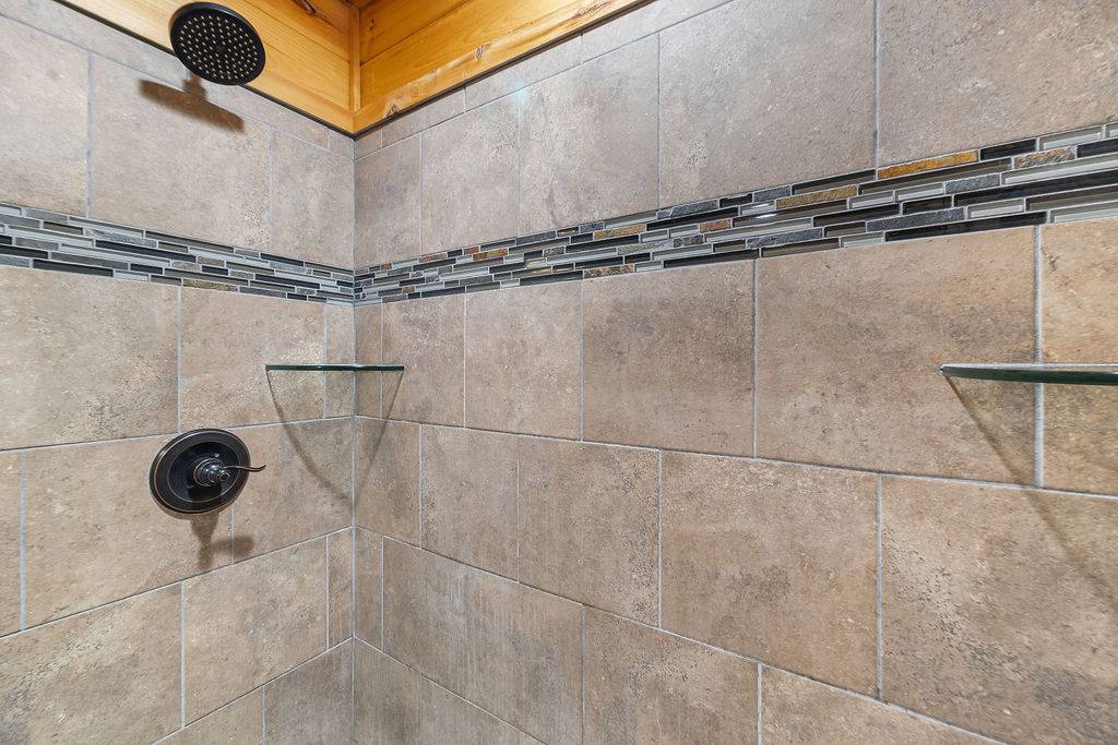 King ensuite full bathroo with tub and shower King ensuite full bathroo with tub and shower