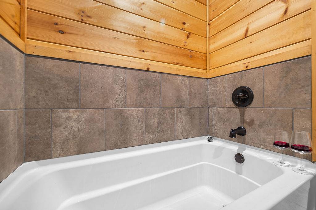 King ensuite full bathroo with tub and shower King ensuite full bathroo with tub and shower