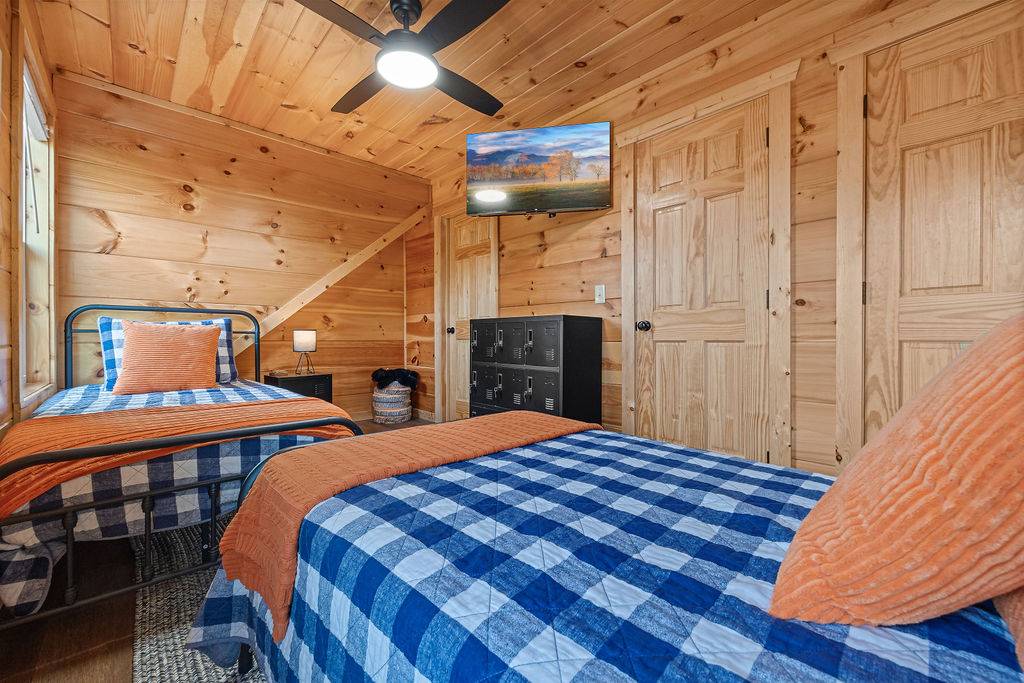 2 twins bedroom with shared ensuite full bath