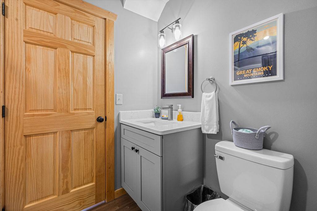 King/Twin ensuite shared bath with tub shower combo