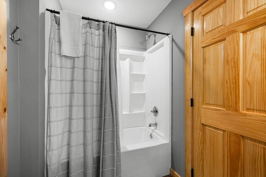 King/Twin ensuite shared bath with tub shower combo