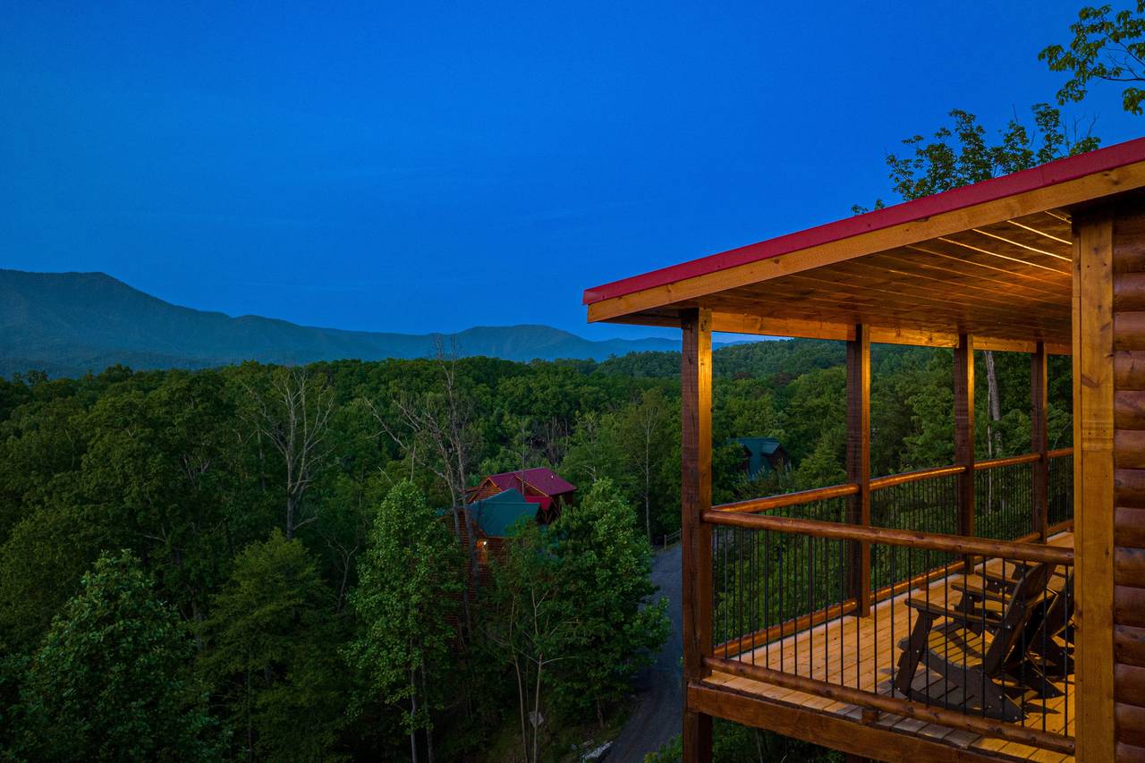 Three-level cabin with paved access and mountain views Three-level cabin with paved access and mountain views