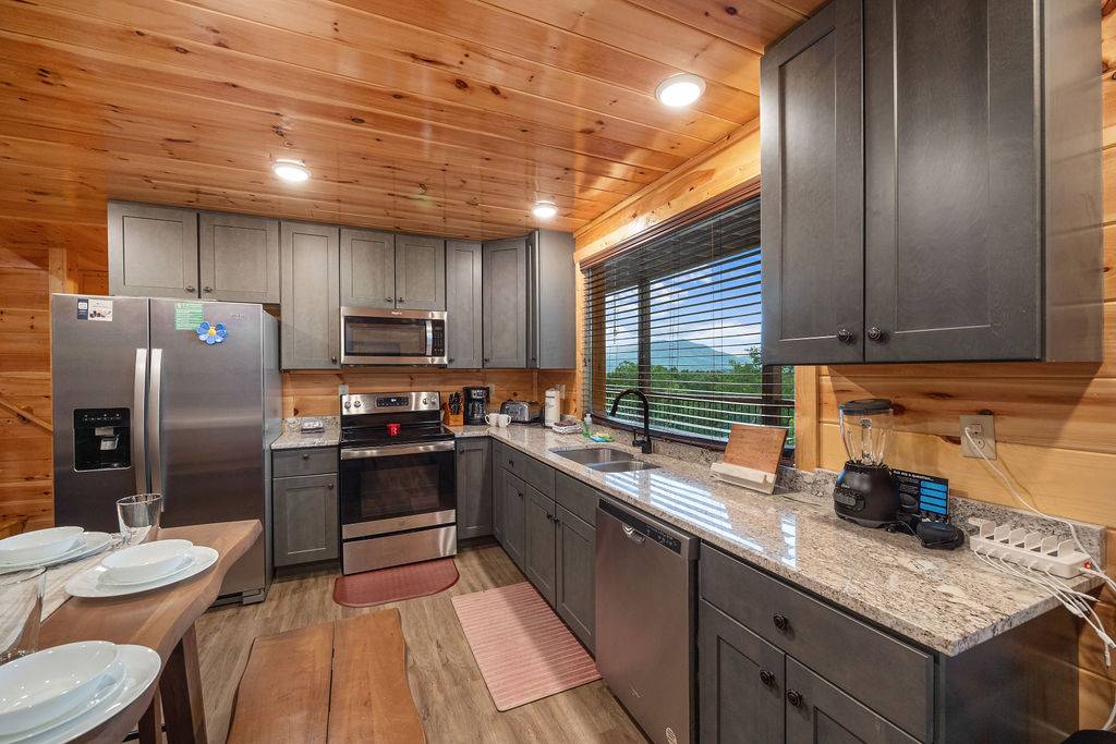 Fully equipped kitchen: cook/dinner/silver/bake-ware provided