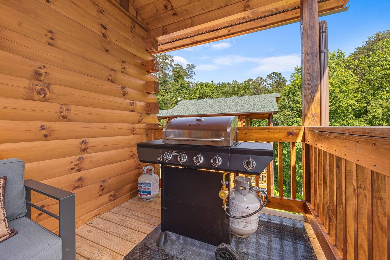 Outdoor seating and gas grill! Outdoor seating and gas grill!