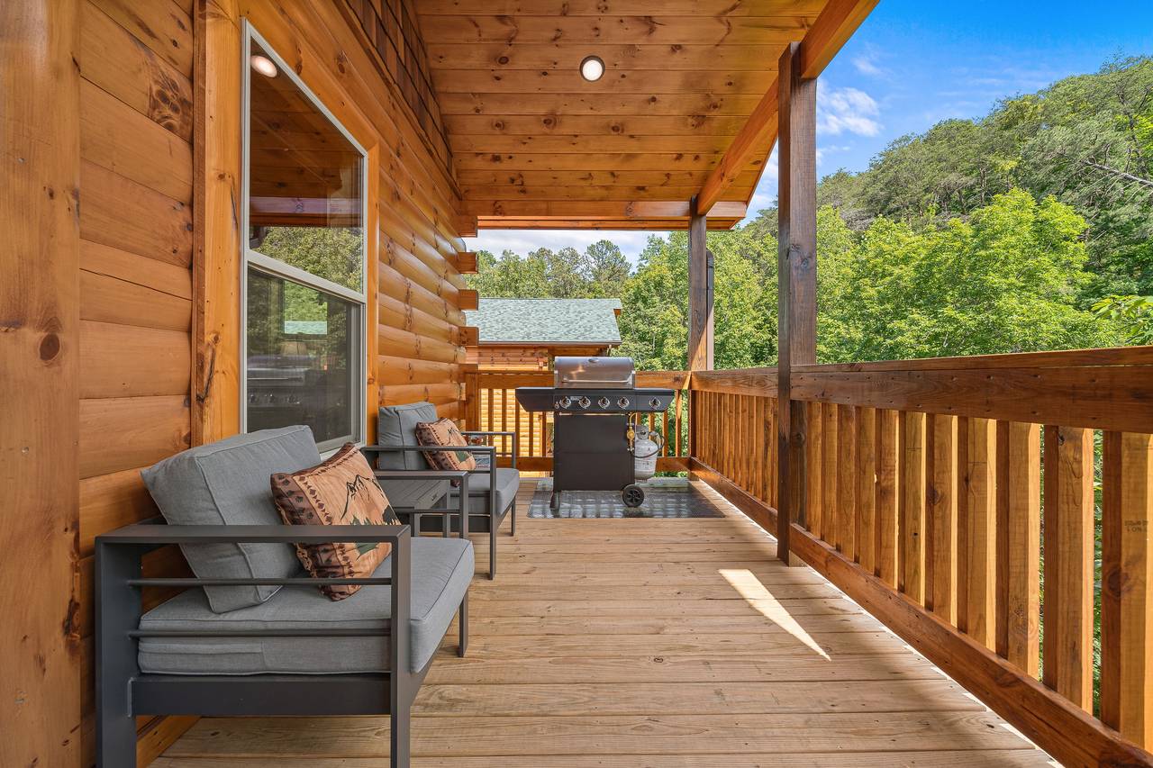 Outdoor seating and gas grill! Outdoor seating and gas grill!