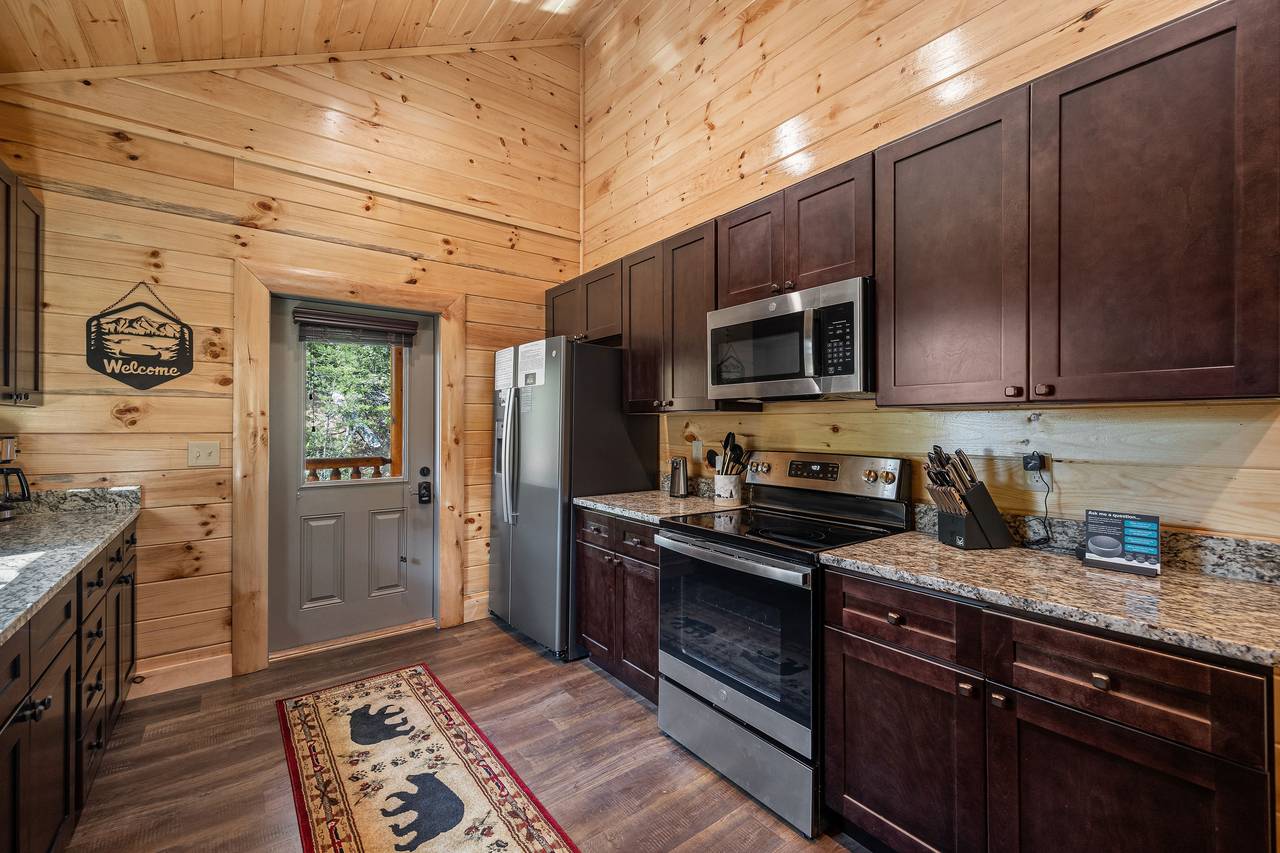 Fully equipped kitchen: cook/dinner/bake/silver-ware provided! Fully equipped kitchen: cook/dinner/bake/silver-ware provided!