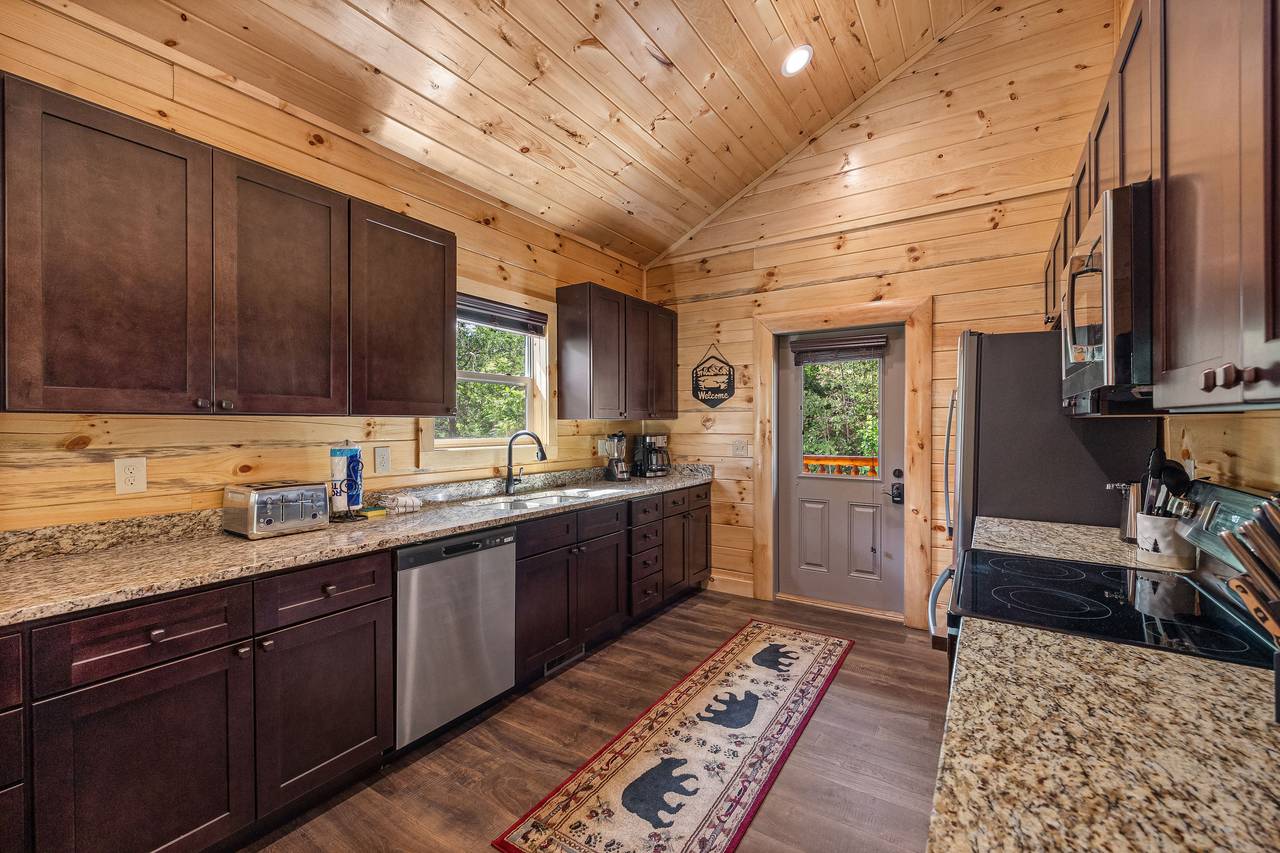 Fully equipped kitchen: cook/dinner/bake/silver-ware provided! Fully equipped kitchen: cook/dinner/bake/silver-ware provided!