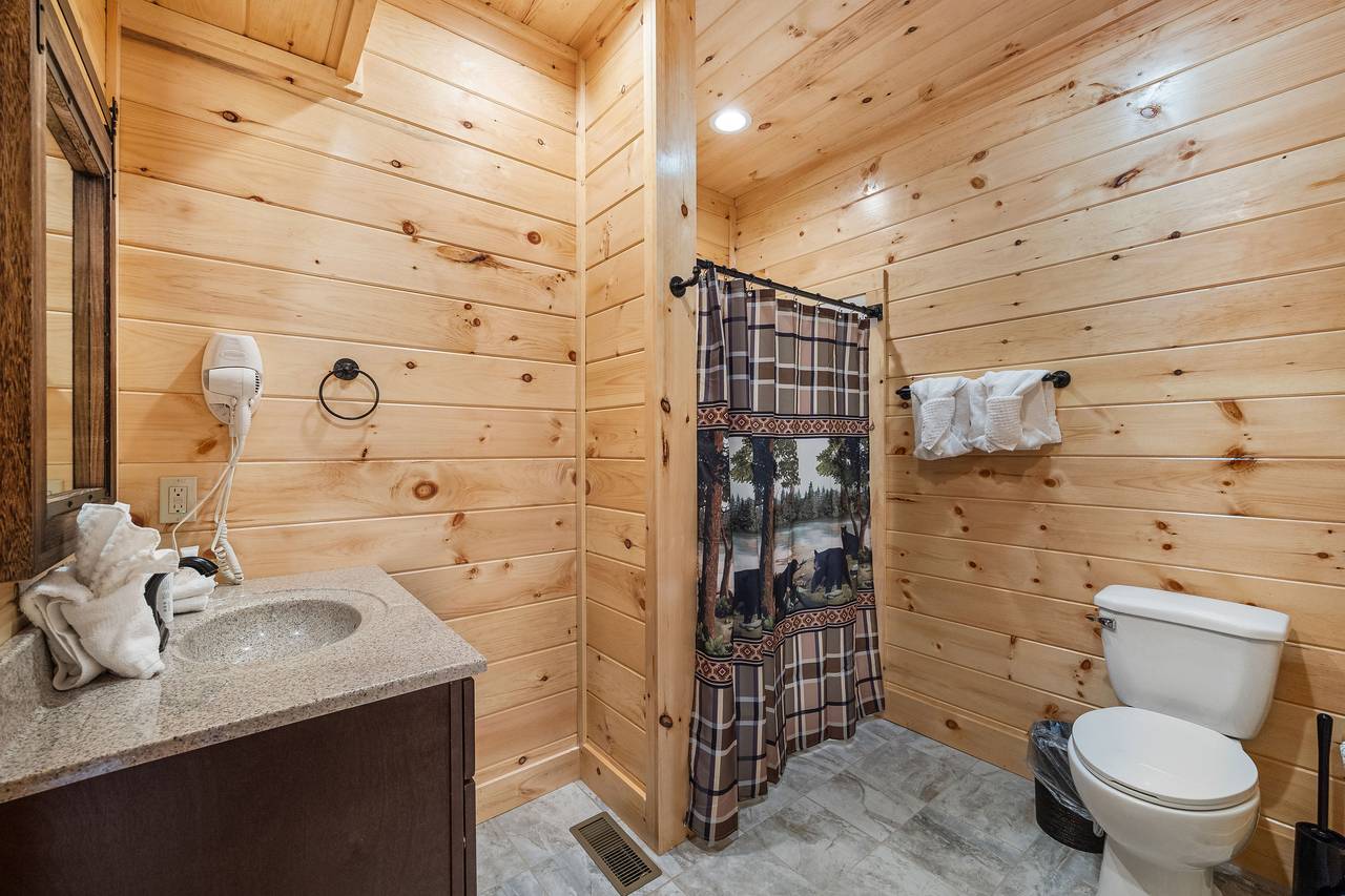 Mid-level king ensuite bath with standing shower Mid-level king ensuite bath with standing shower