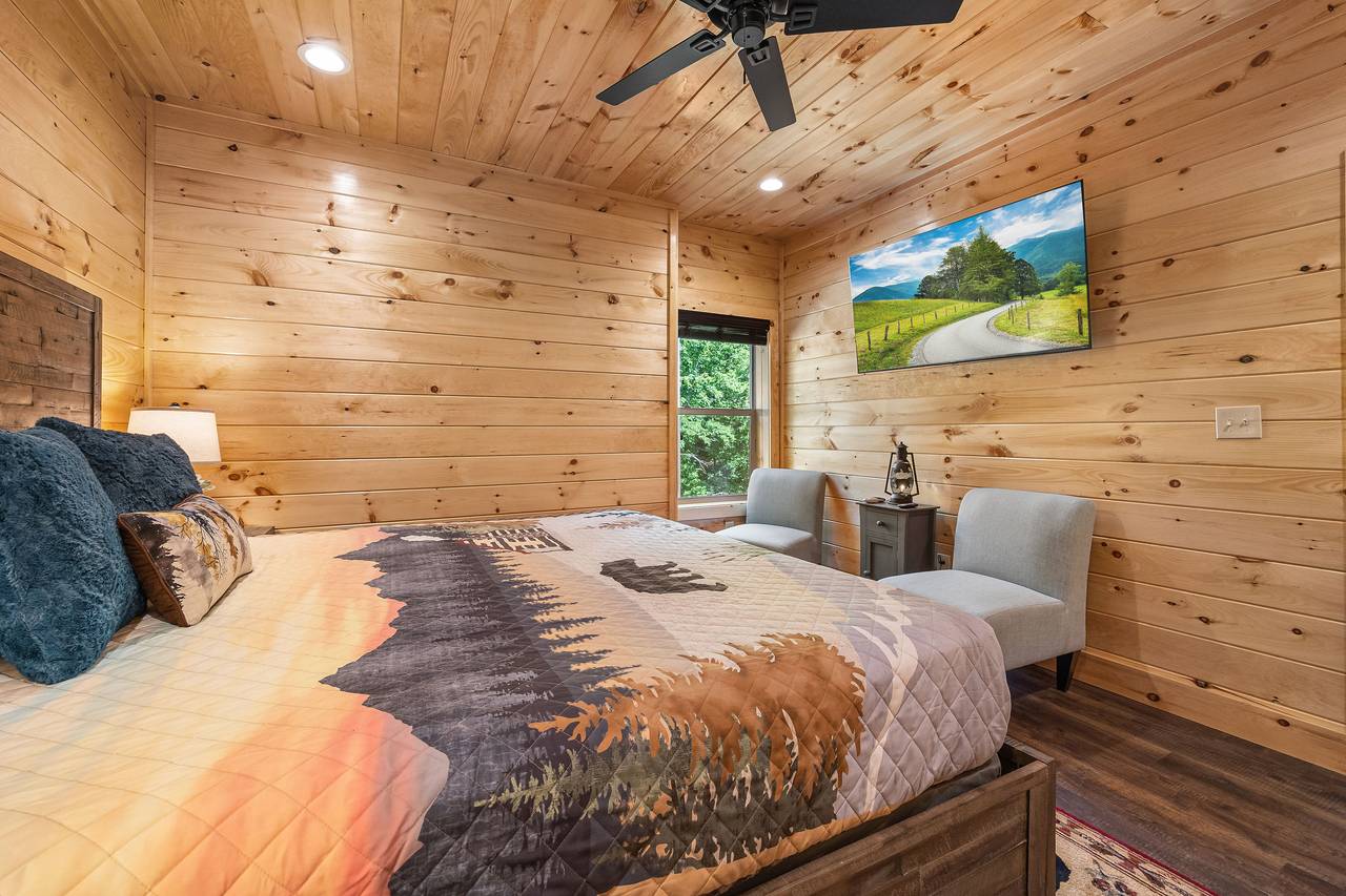 Mid-level king bedroom with ensuite bath and TV! Mid-level king bedroom with ensuite bath and TV!