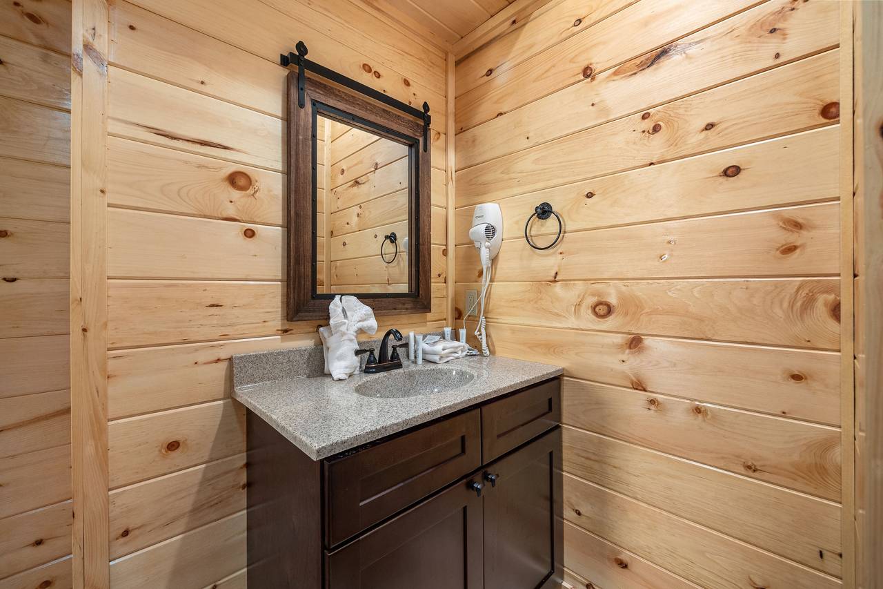 Mid-level king ensuite bath with standing shower Mid-level king ensuite bath with standing shower