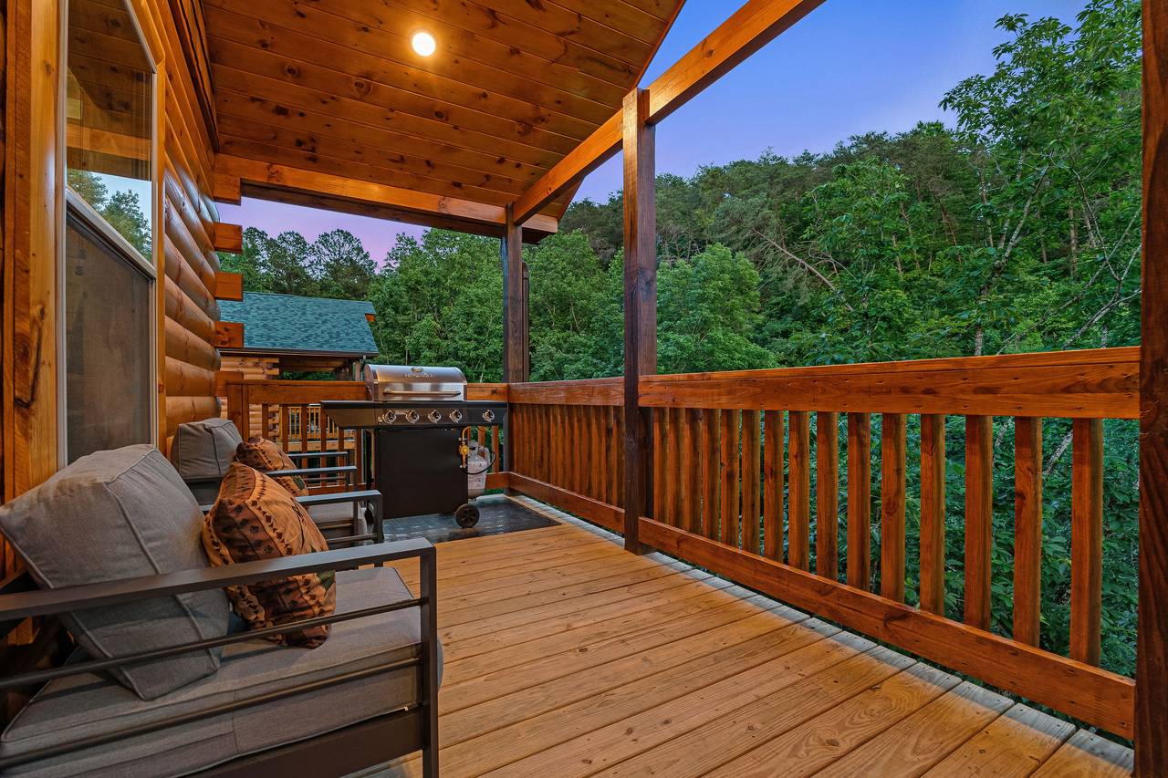 Outdoor seating and gas grill! Outdoor seating and gas grill!
