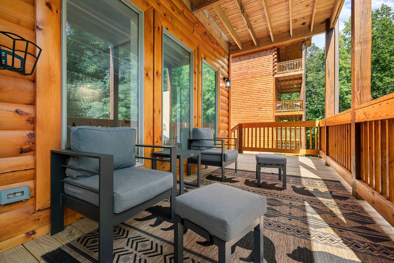 Outdoor seating for morning coffee or afternoon cocktails! Outdoor seating for morning coffee or afternoon cocktails!