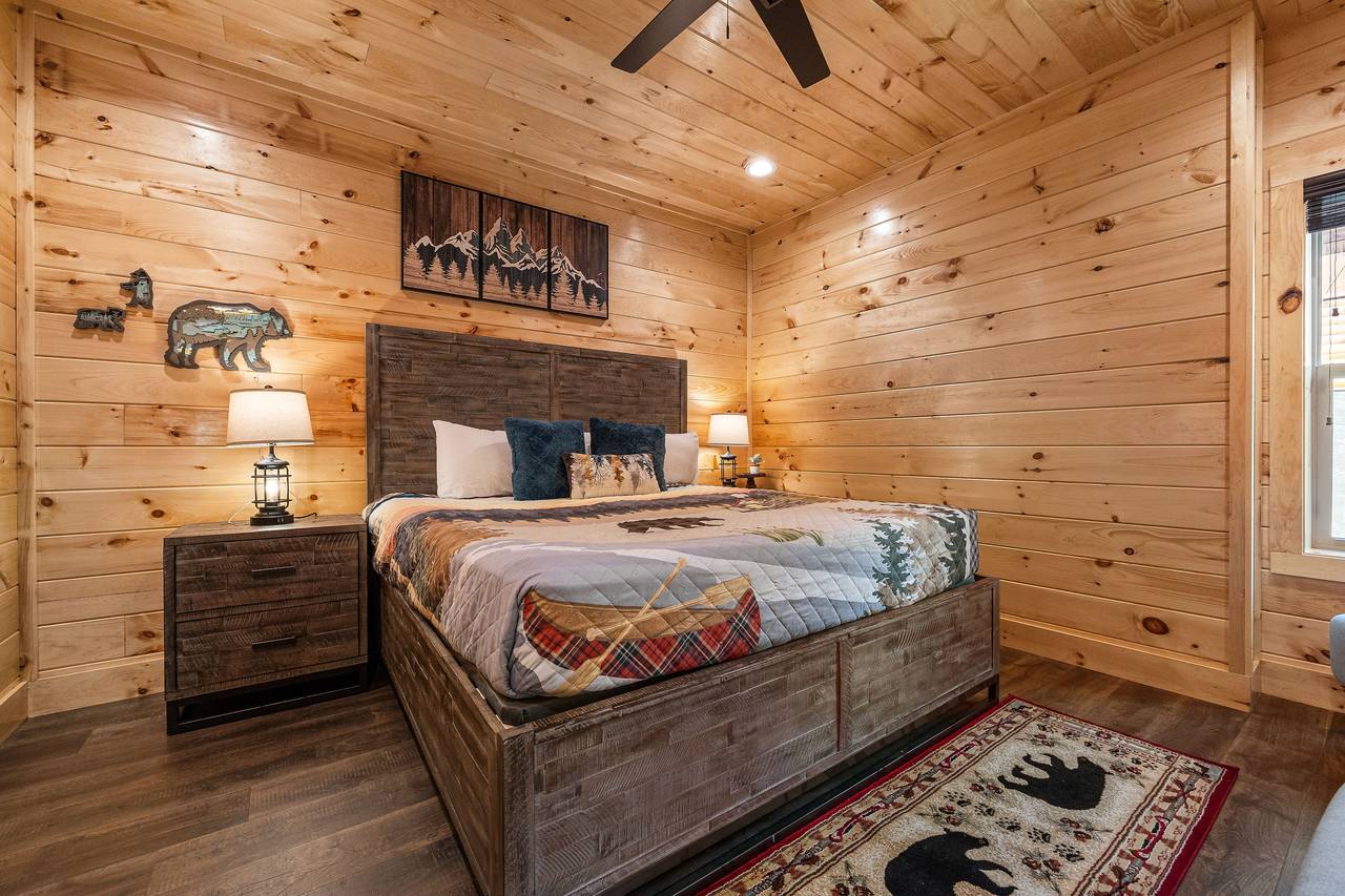 Mid-level king bedroom with ensuite bath and TV! Mid-level king bedroom with ensuite bath and TV!