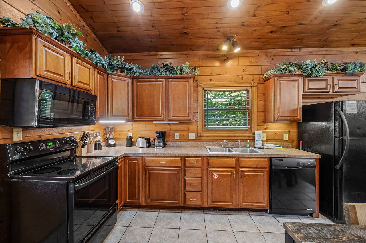Fully equipped kitchen: silver/bake/cook/dinner-ware provided Fully equipped kitchen: silver/bake/cook/dinner-ware provided