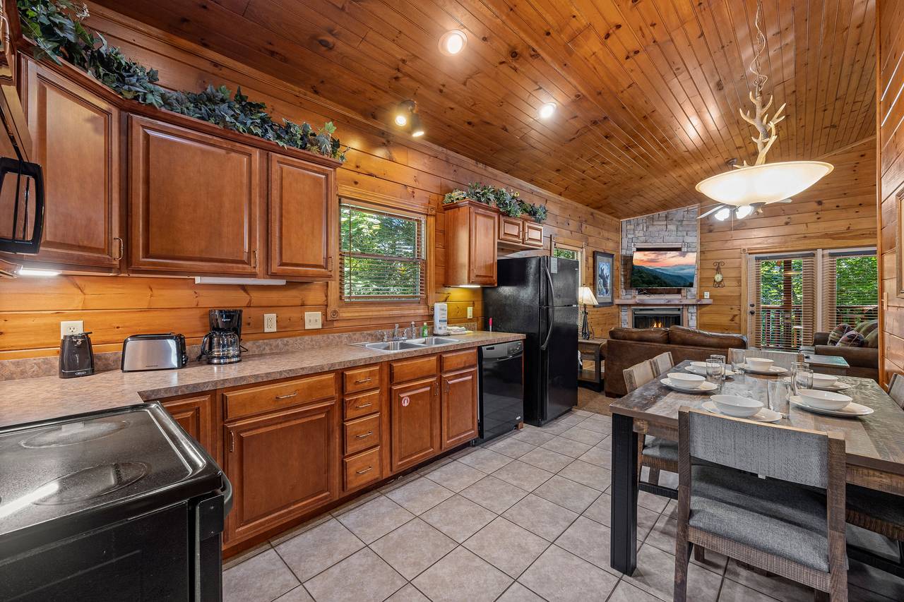 Fully equipped kitchen: silver/bake/cook/dinner-ware provided Fully equipped kitchen: silver/bake/cook/dinner-ware provided