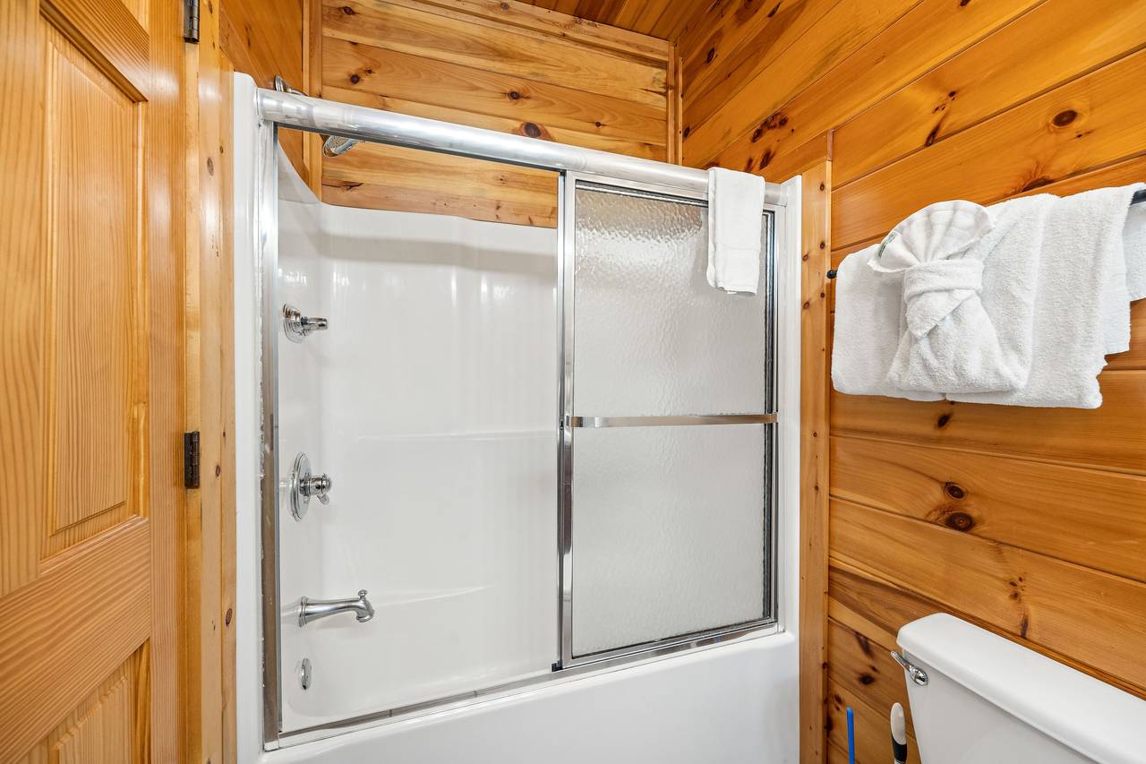 Entry level ensuite full bathroom with tub/shower combo Entry level ensuite full bathroom with tub/shower combo