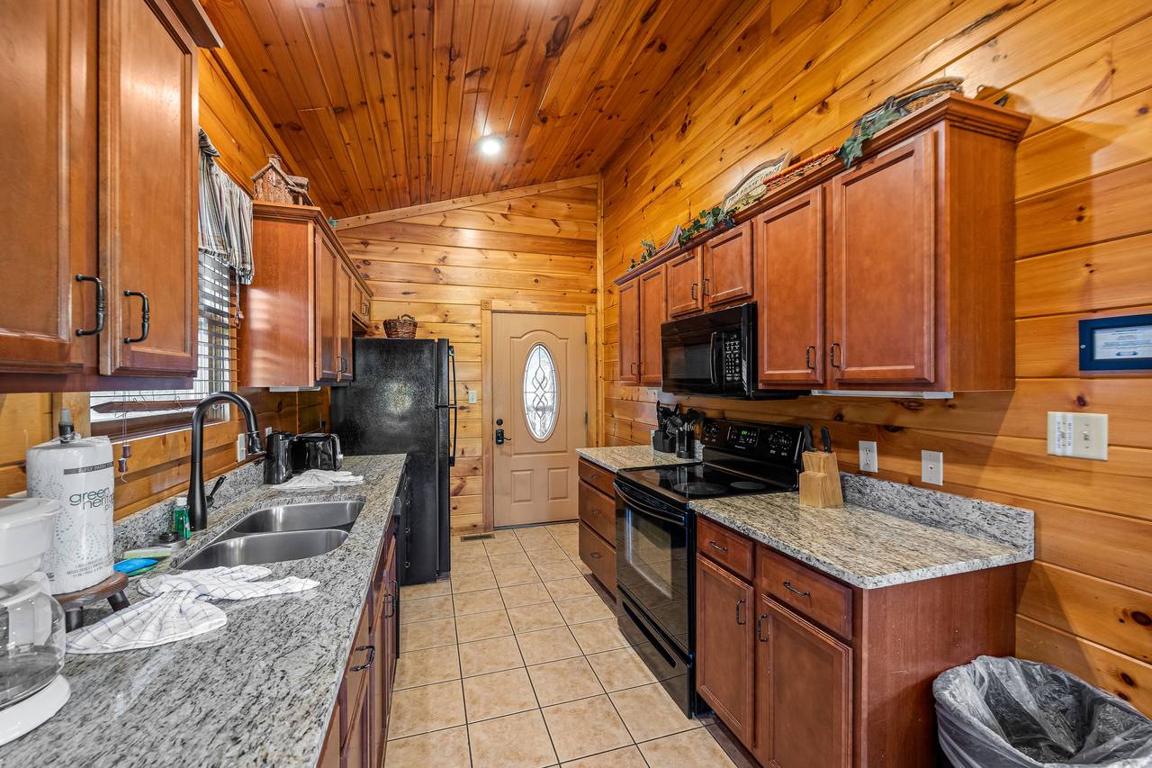 Fully equipped kitchen: bake/dinner/silver/cook-ware provided Fully equipped kitchen: bake/dinner/silver/cook-ware provided
