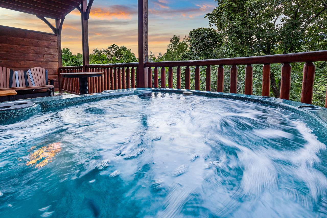 Private outdoor hot tub! Private outdoor hot tub!