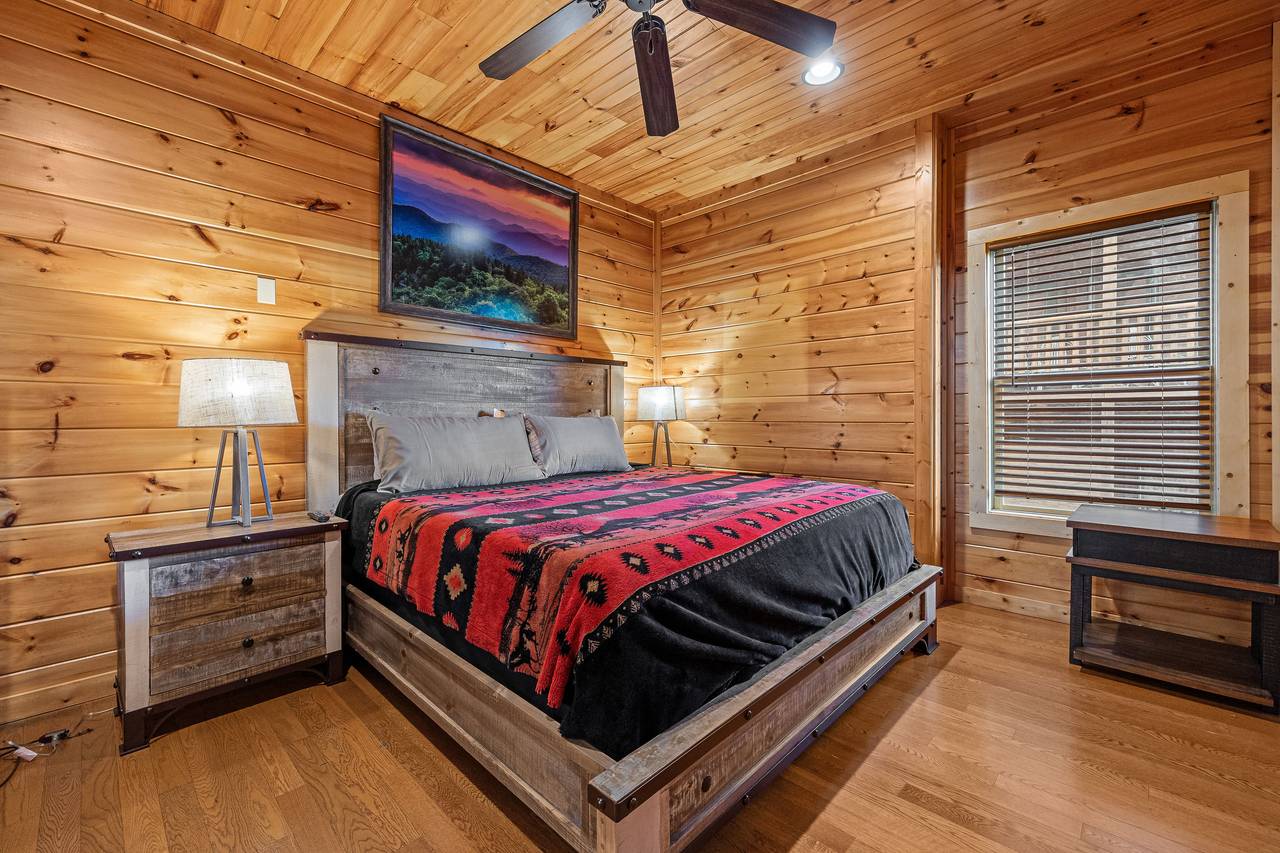 Lower level king bedroom with ensuite full bath, jacuzzi, & TV Lower level king bedroom with ensuite full bath, jacuzzi, & TV