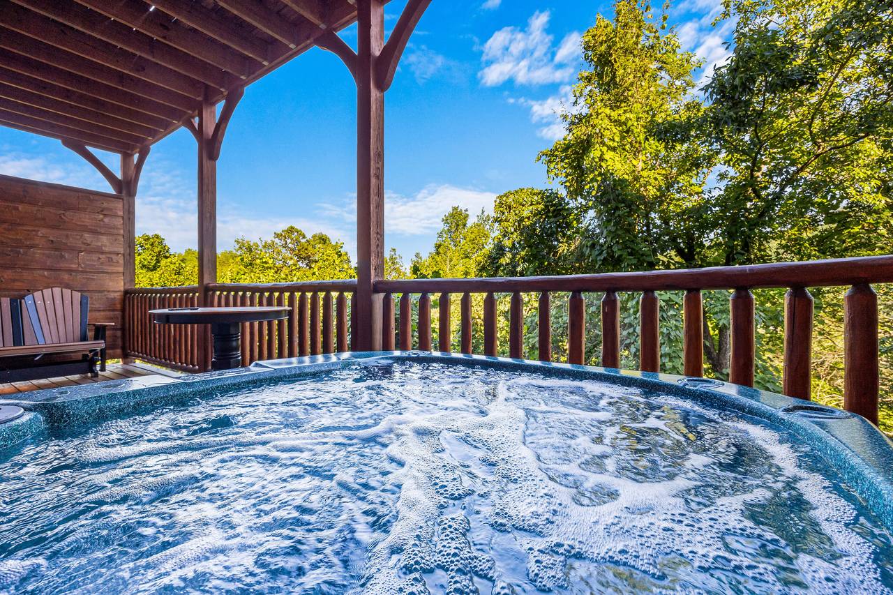 Private outdoor hot tub! Private outdoor hot tub!
