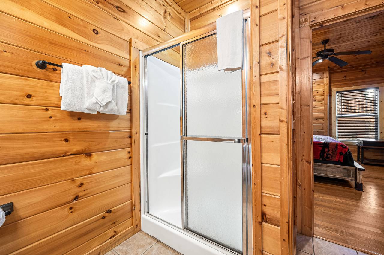 Lower level ensuite full bath w/heart shaped jacuzzi & shower Lower level ensuite full bath w/heart shaped jacuzzi & shower