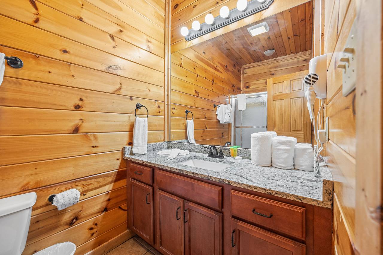 Entry level ensuite full bathroom with tub/shower combo Entry level ensuite full bathroom with tub/shower combo