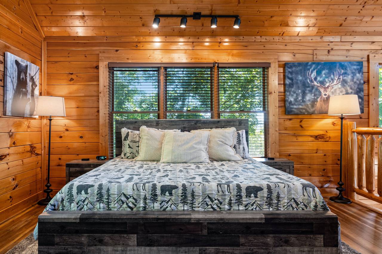 Upper level king bedroom with ensuite full bath, TV, & jacuzzi Upper level king bedroom with ensuite full bath, TV, & jacuzzi