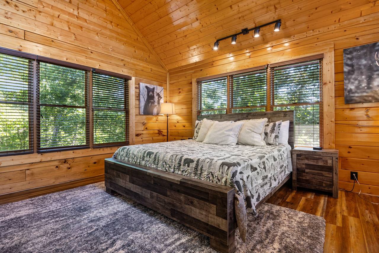 Upper level king bedroom with ensuite full bath, TV, & jacuzzi Upper level king bedroom with ensuite full bath, TV, & jacuzzi