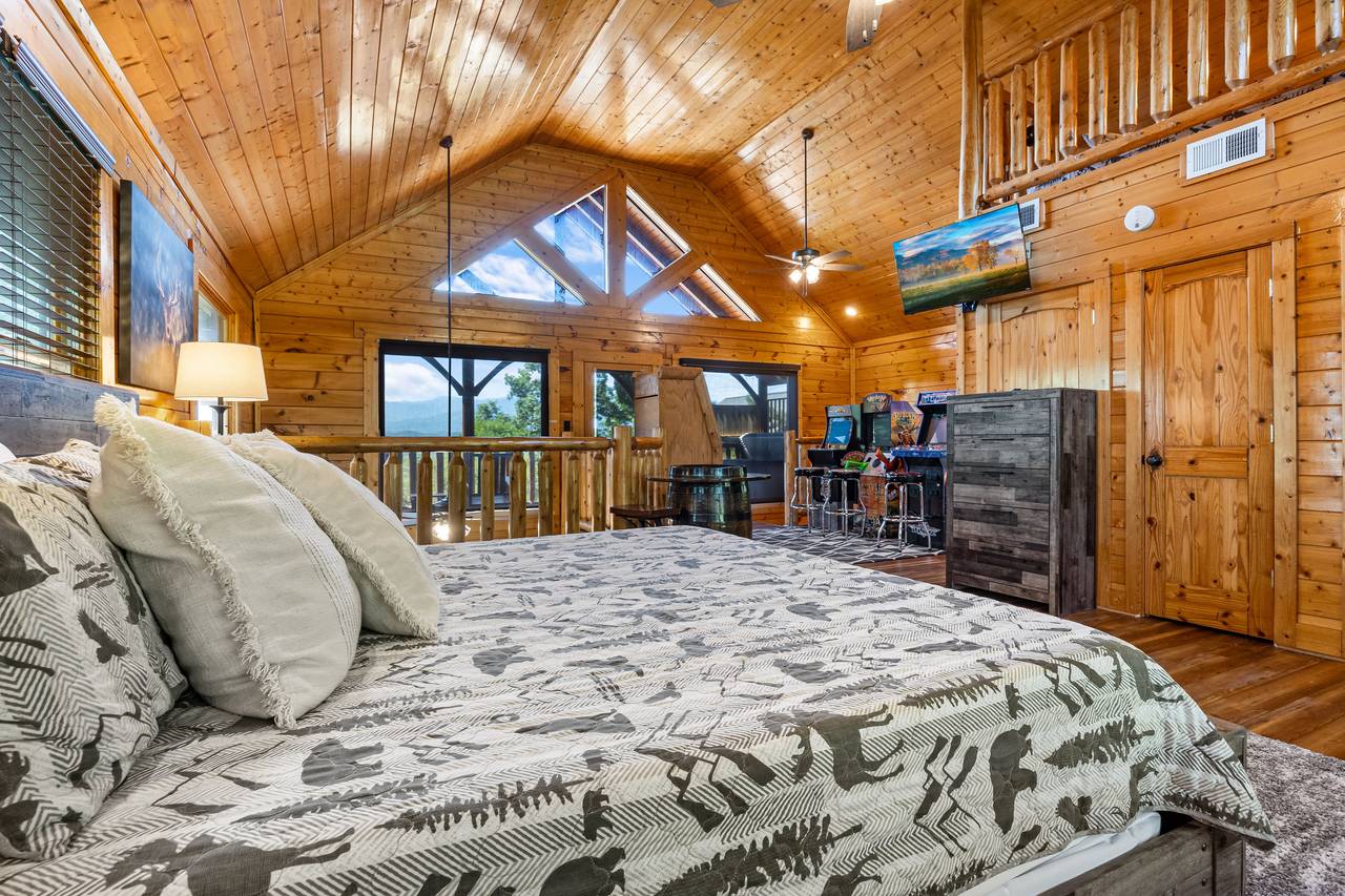 Upper level king bedroom with ensuite full bath, TV, & jacuzzi Upper level king bedroom with ensuite full bath, TV, & jacuzzi