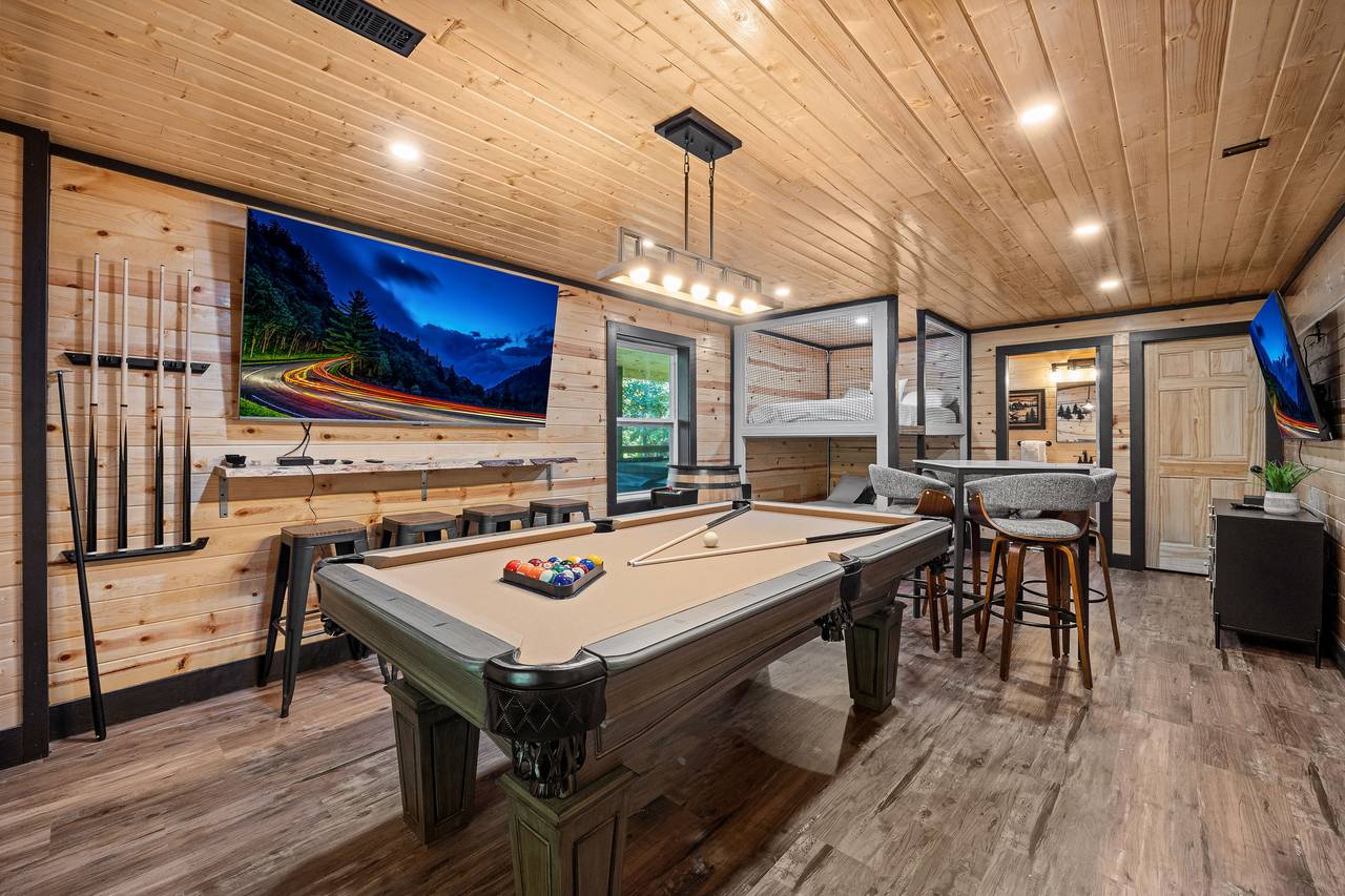 Game room with pool table and multi-cade! Game room with pool table and multi-cade!