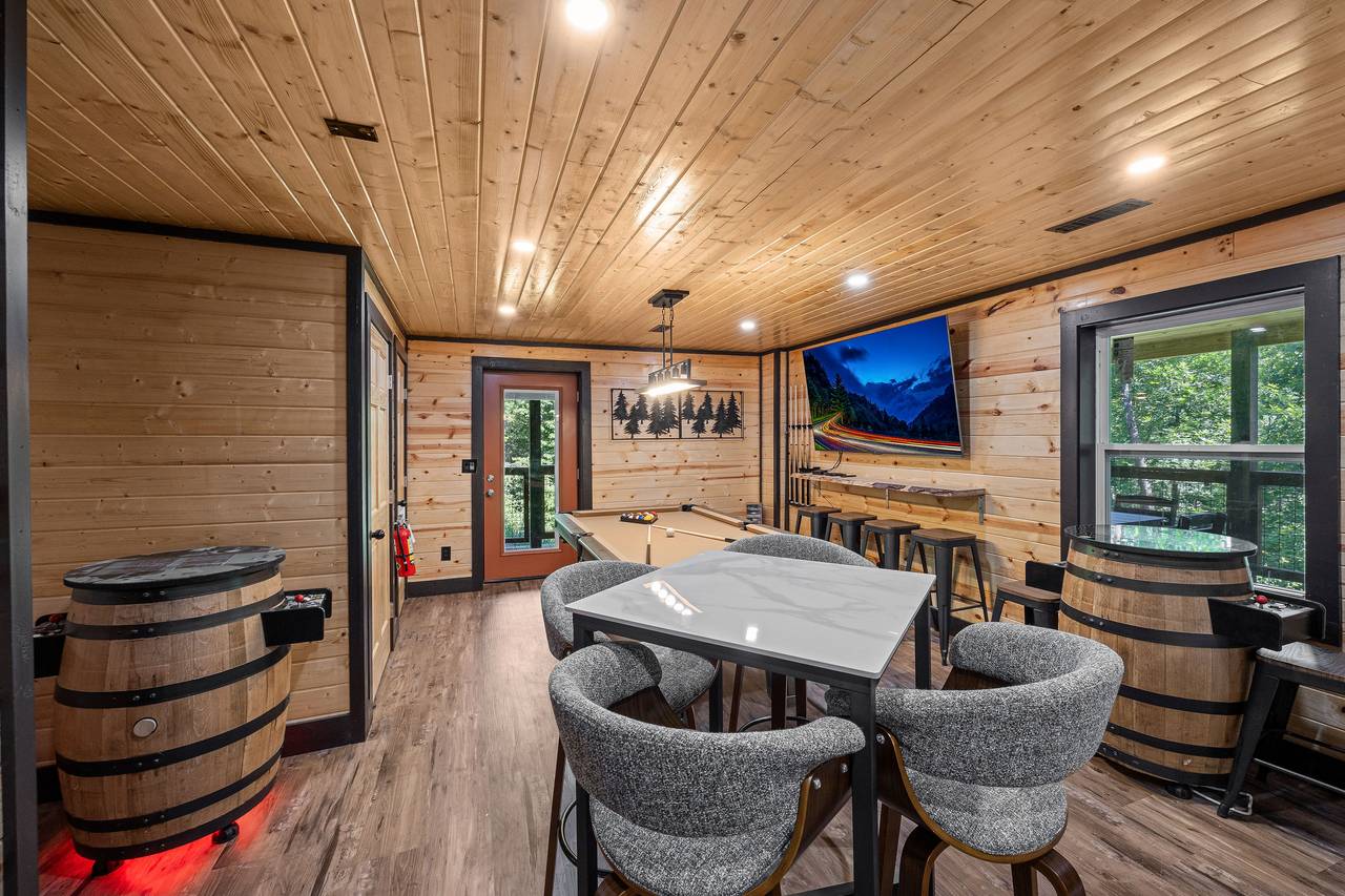Game room with pool table and multi-cade! Game room with pool table and multi-cade!
