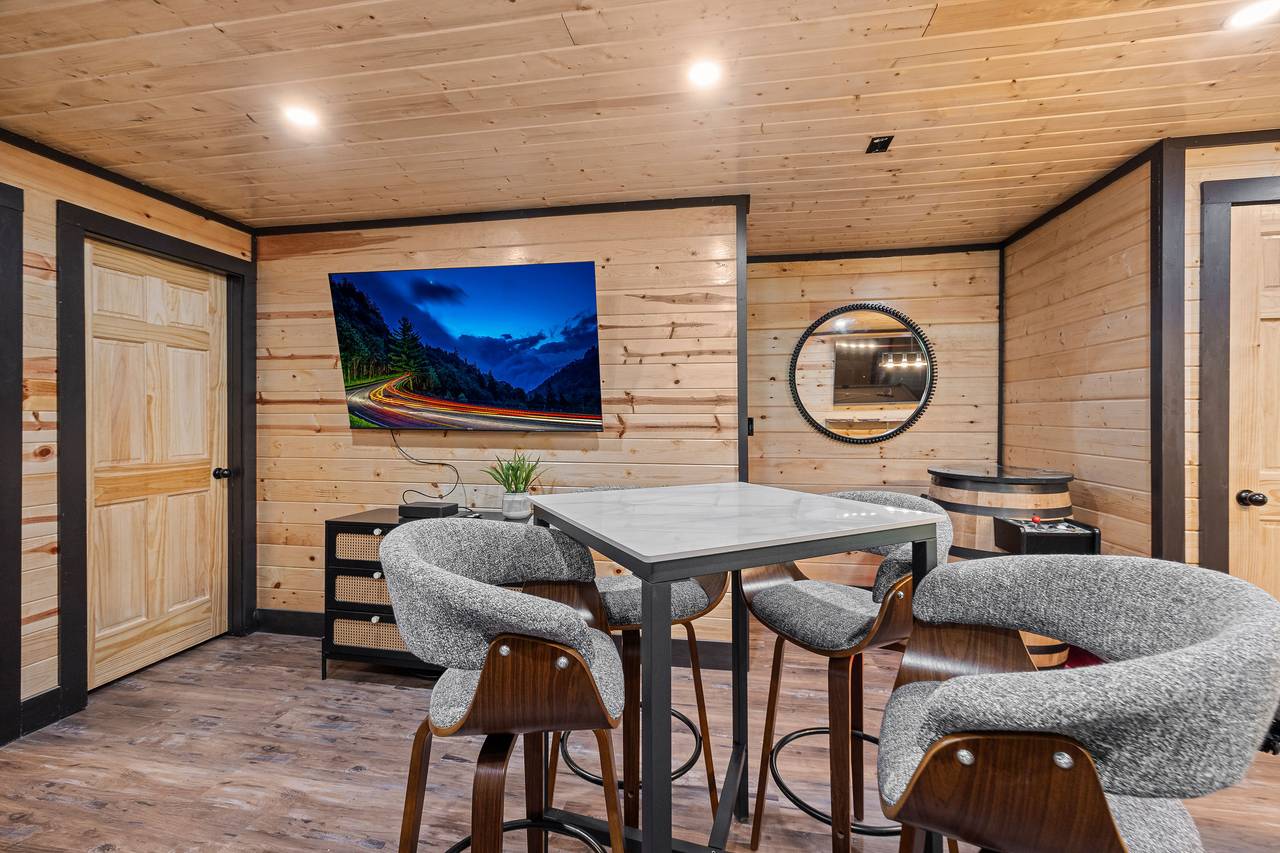 Game room with pool table and multi-cade! Game room with pool table and multi-cade!