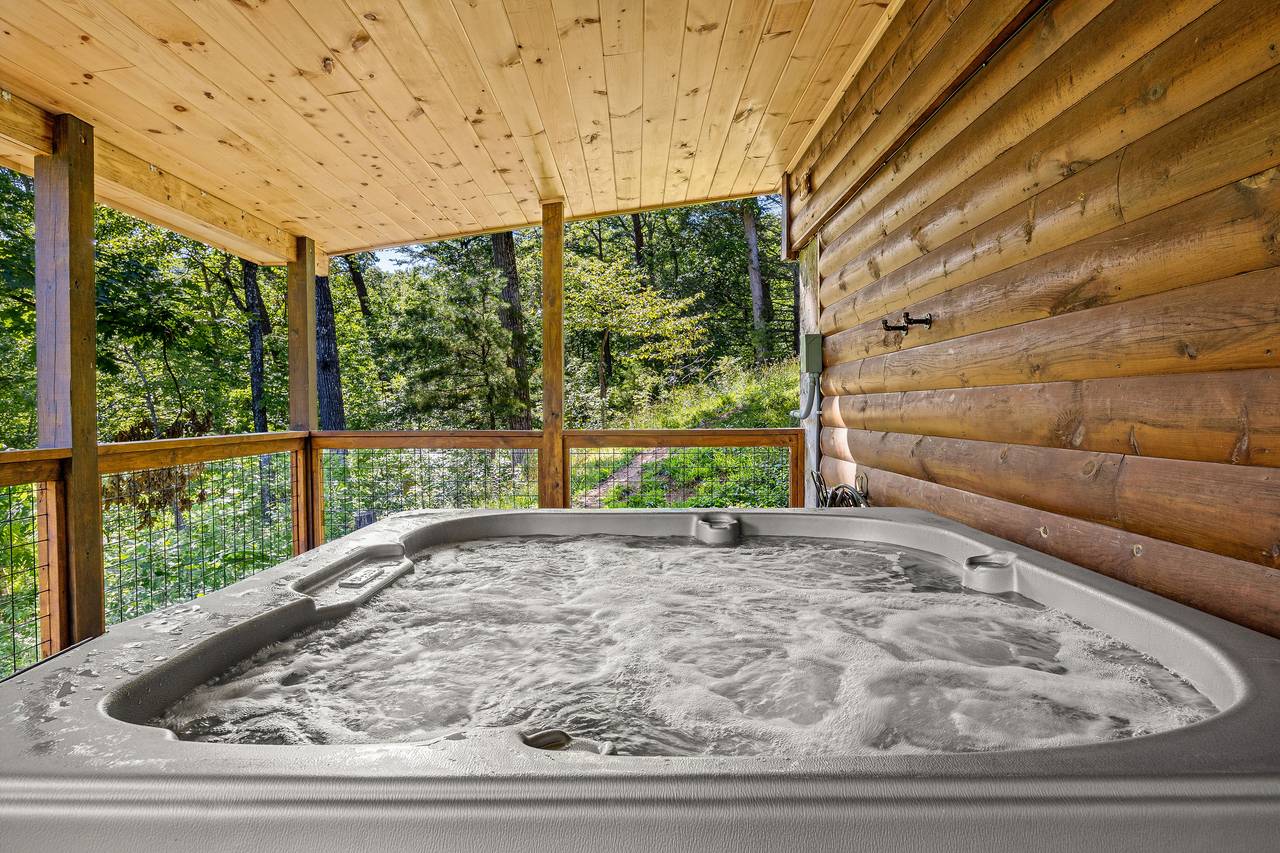 Private outdoor hot tub! Private outdoor hot tub!