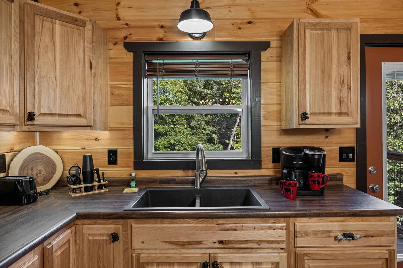 Fully equipped kitchen: cook/bake/dinner/silver-ware provided Fully equipped kitchen: cook/bake/dinner/silver-ware provided