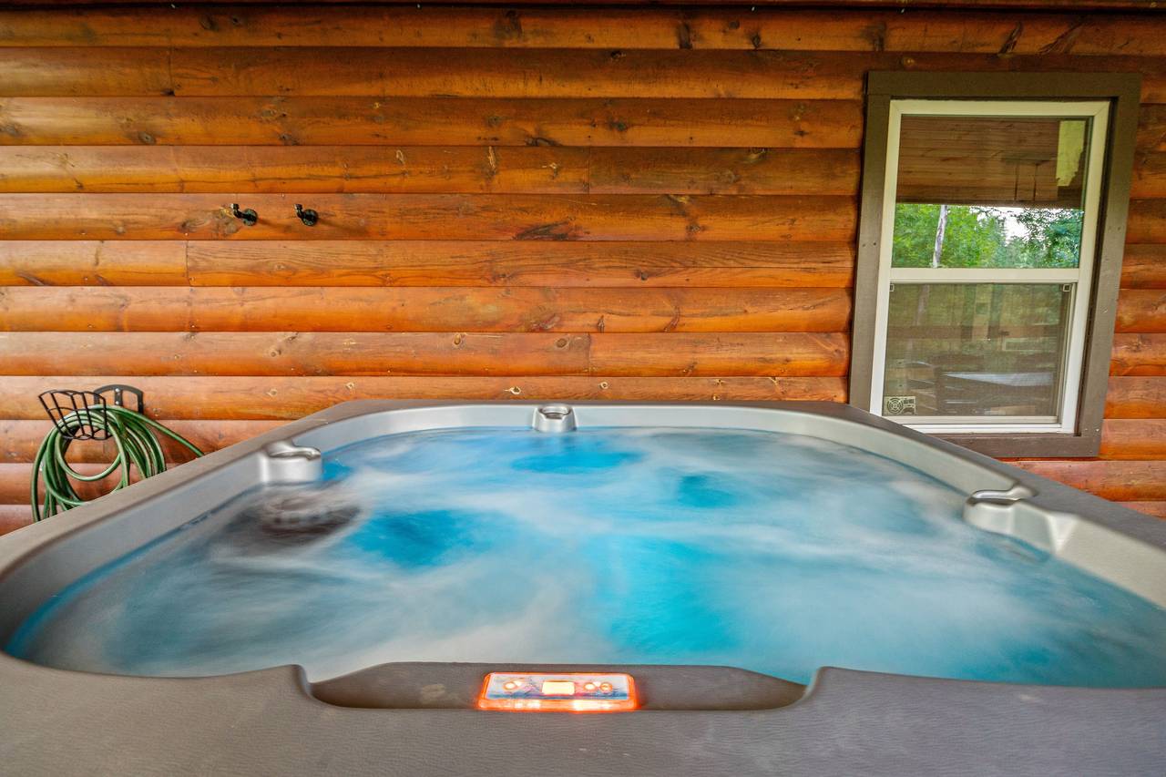 Private outdoor hot tub! Private outdoor hot tub!