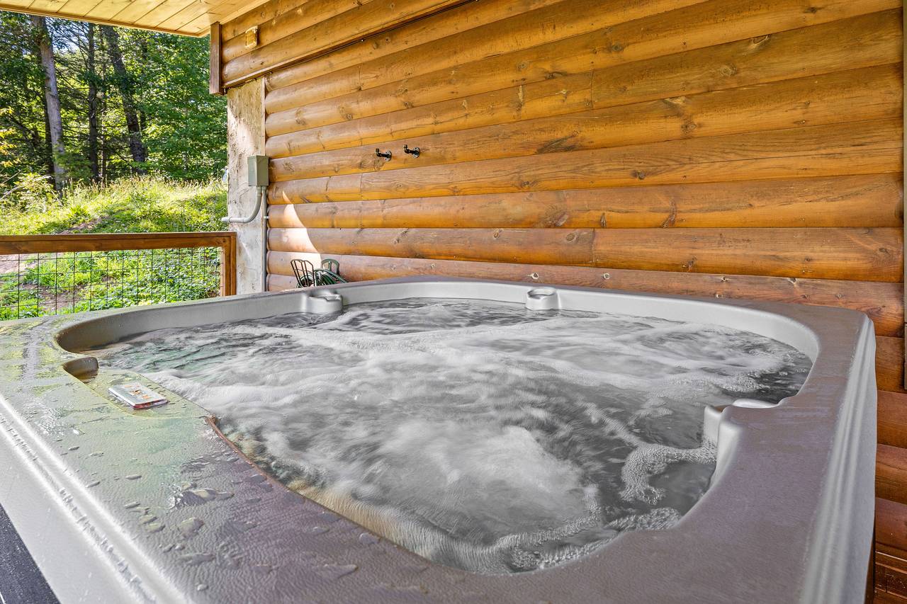 Private outdoor hot tub! Private outdoor hot tub!