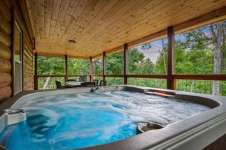 Private outdoor hot tub! Private outdoor hot tub!