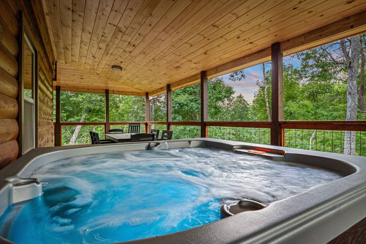 Private outdoor hot tub! Private outdoor hot tub!