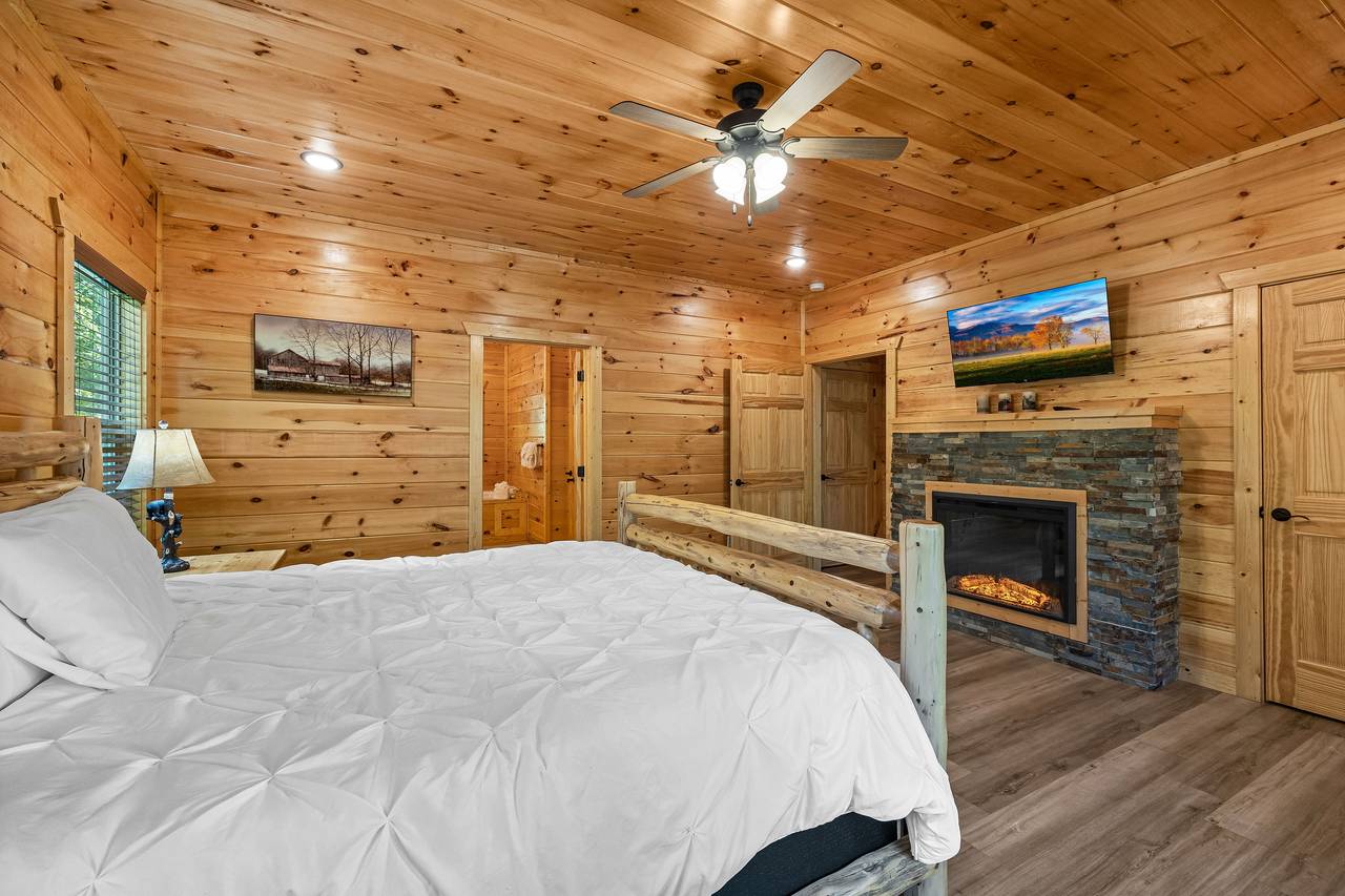 Entry level king, fireplace, TV, & ensuite full bath with jacuzz Entry level king, fireplace, TV, & ensuite full bath with jacuzz