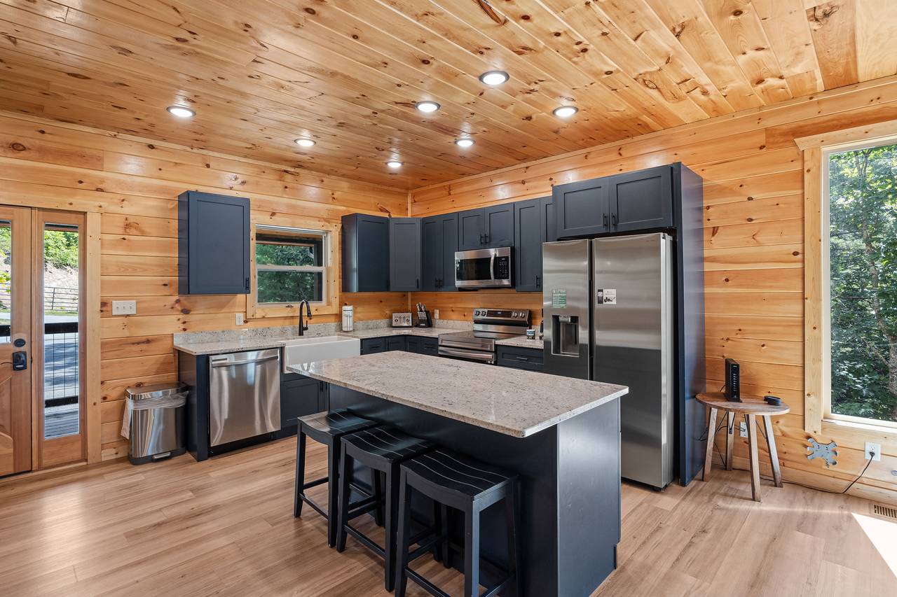 Fully equipped kitchen: cook/bake/dinner/silver-ware provided! Fully equipped kitchen: cook/bake/dinner/silver-ware provided!