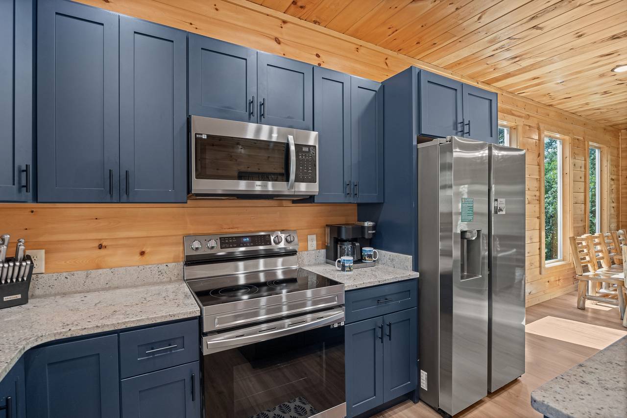 Fully equipped kitchen: cook/bake/dinner/silver-ware provided! Fully equipped kitchen: cook/bake/dinner/silver-ware provided!