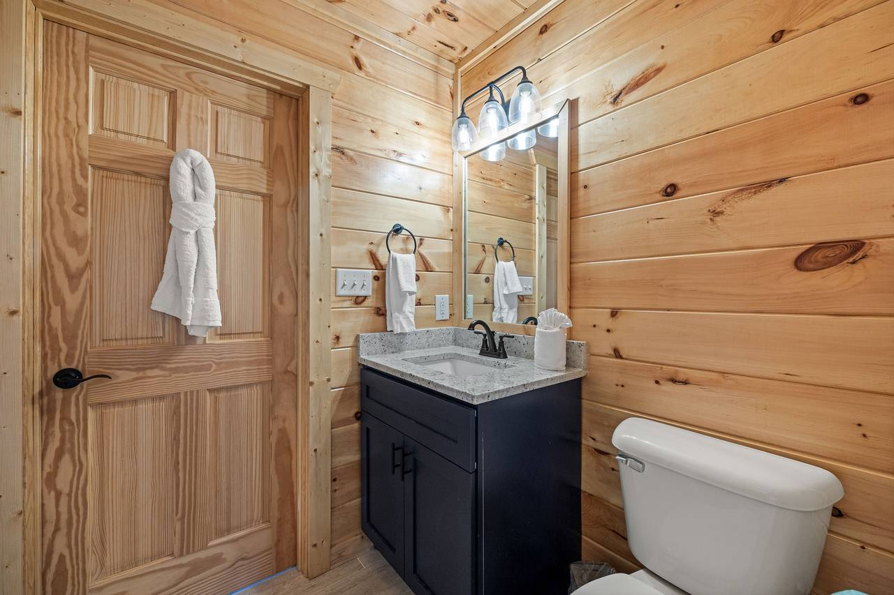 Upper level jock and jill full bath with tub/shower combo Upper level jock and jill full bath with tub/shower combo