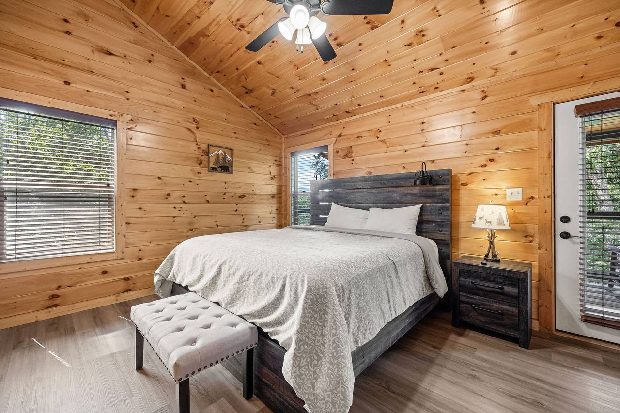 Upper level king bed with tv & shared ensuite bath Upper level king bed with tv & shared ensuite bath