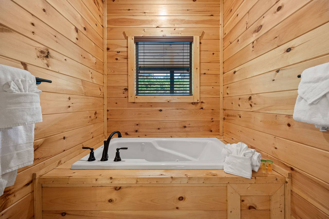 Entry level king ensuite full bath with standing shower & jacuzz Entry level king ensuite full bath with standing shower & jacuzz
