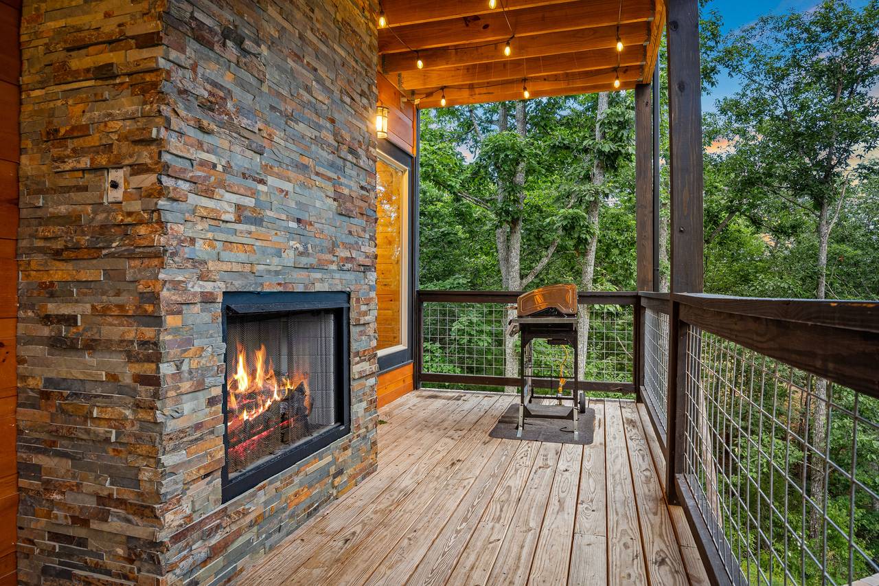 Outdoor gas fireplace and gas grill Outdoor gas fireplace and gas grill