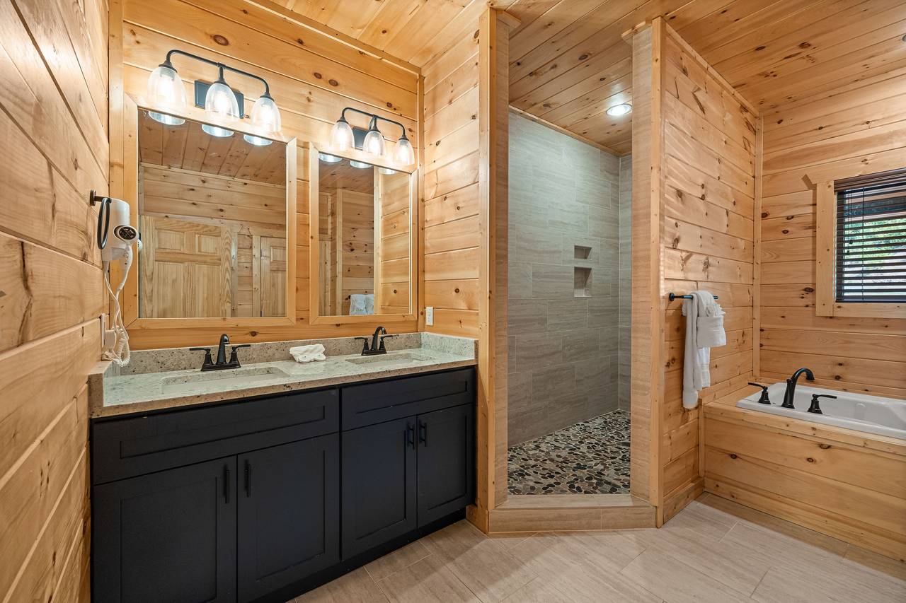 Entry level king ensuite full bath with standing shower & jacuzz Entry level king ensuite full bath with standing shower & jacuzz