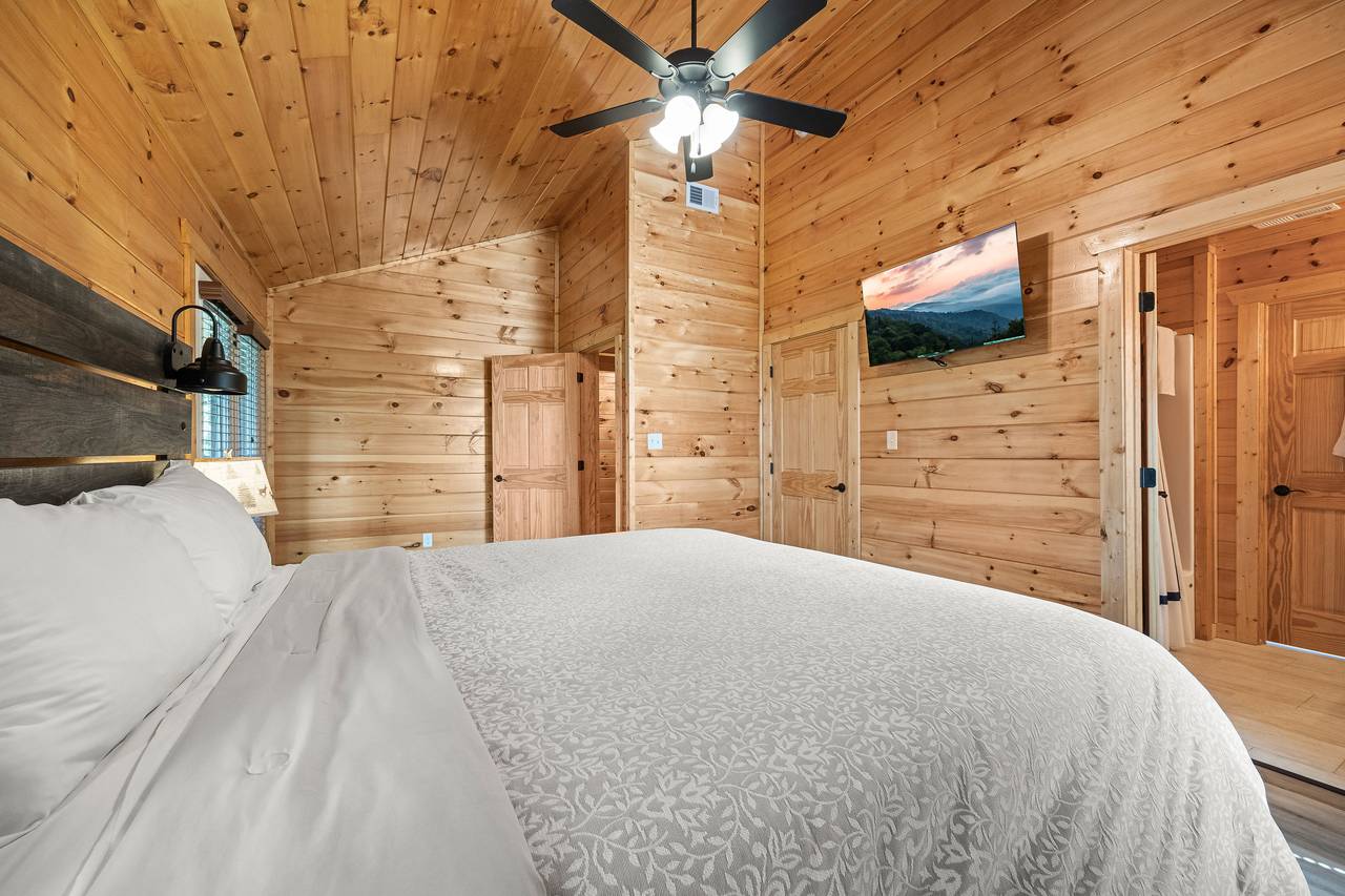 Upper level king bed with tv & shared ensuite bath Upper level king bed with tv & shared ensuite bath