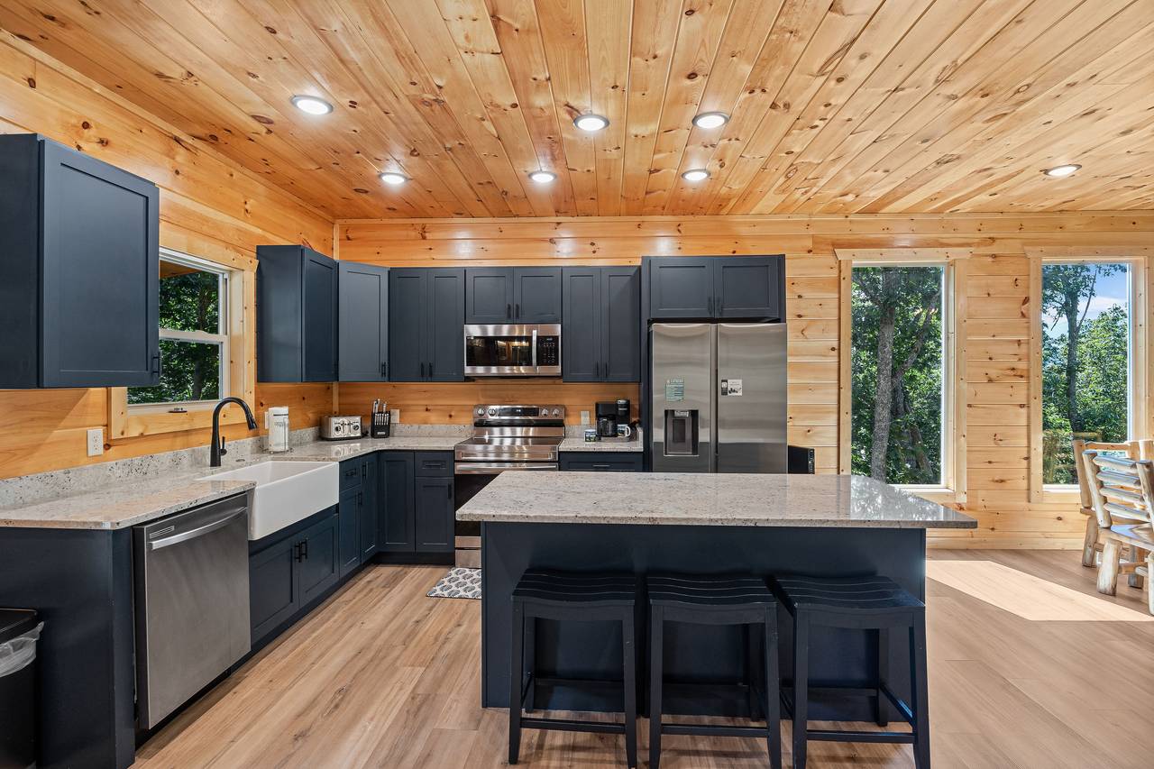 Fully equipped kitchen: cook/bake/dinner/silver-ware provided! Fully equipped kitchen: cook/bake/dinner/silver-ware provided!