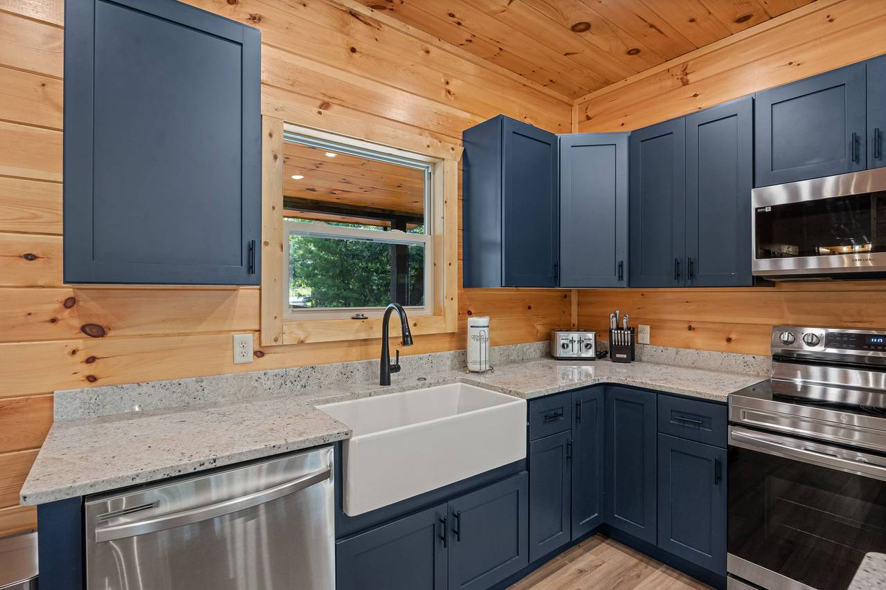 Fully equipped kitchen: cook/bake/dinner/silver-ware provided! Fully equipped kitchen: cook/bake/dinner/silver-ware provided!