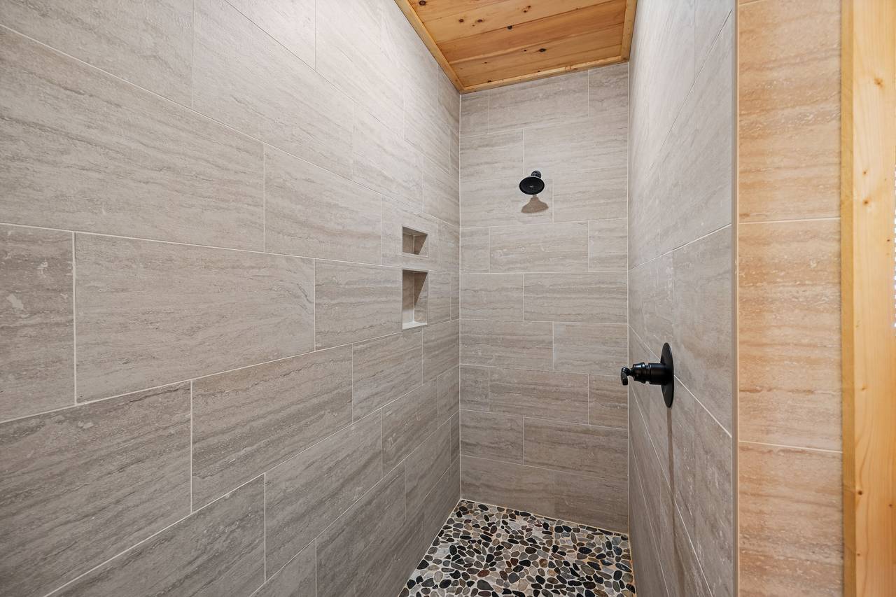Entry level king ensuite full bath with standing shower & jacuzz Entry level king ensuite full bath with standing shower & jacuzz
